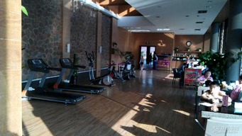 溫泉里的健身器材 當舒適享受遇見技術創新